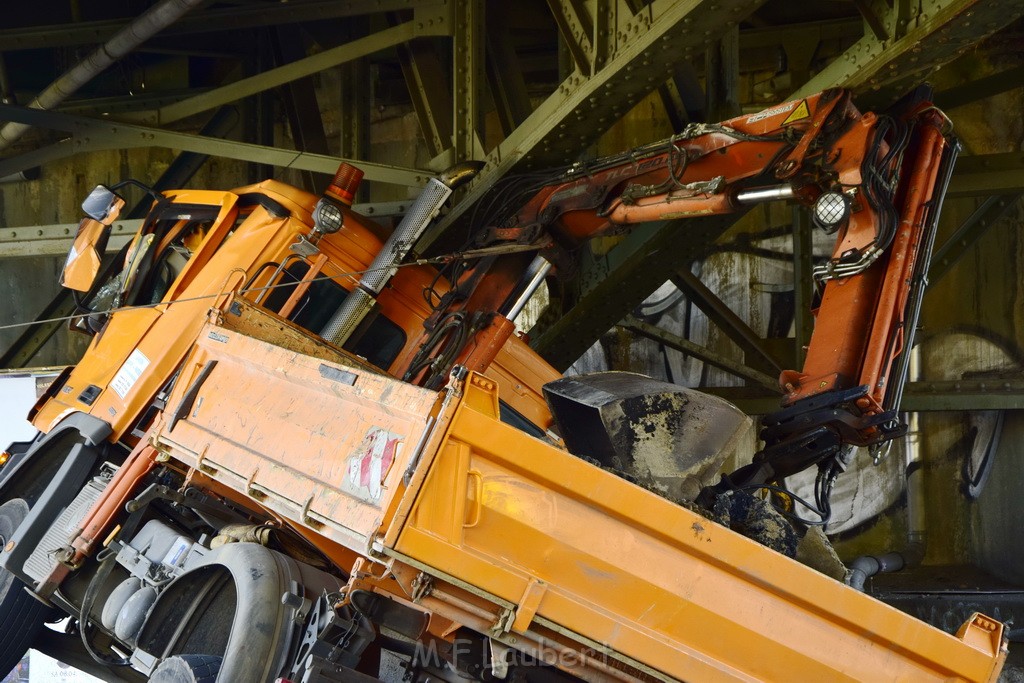 LKW blieb unter Bruecke haengen Koeln Deutz Deutz Muelheimerstr P067.JPG - Miklos Laubert